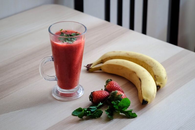 banana smoothie with strawberries for slimming