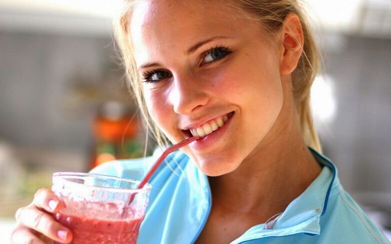 girl drinking smoothie for weight loss