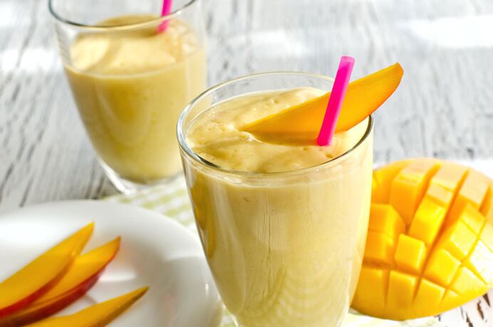 Yogurt smoothie with mango and oranges for weight loss