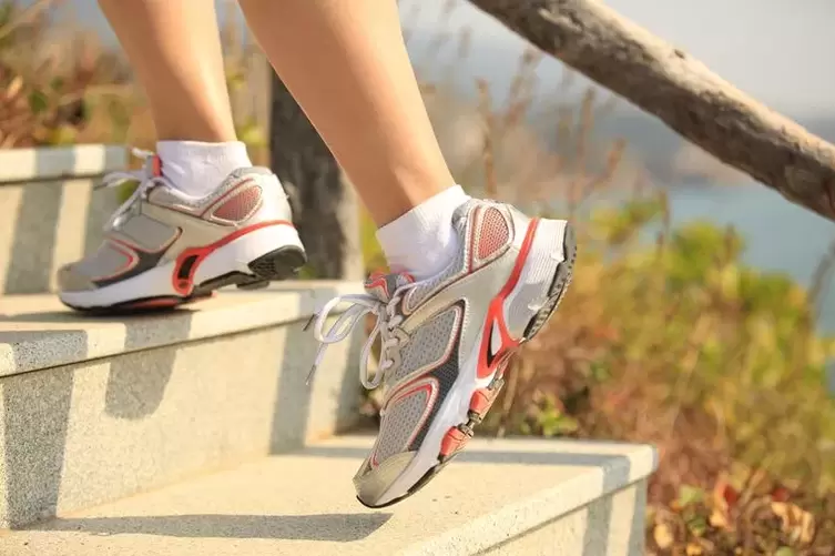 Stair running is a way to strengthen leg muscles and lose weight